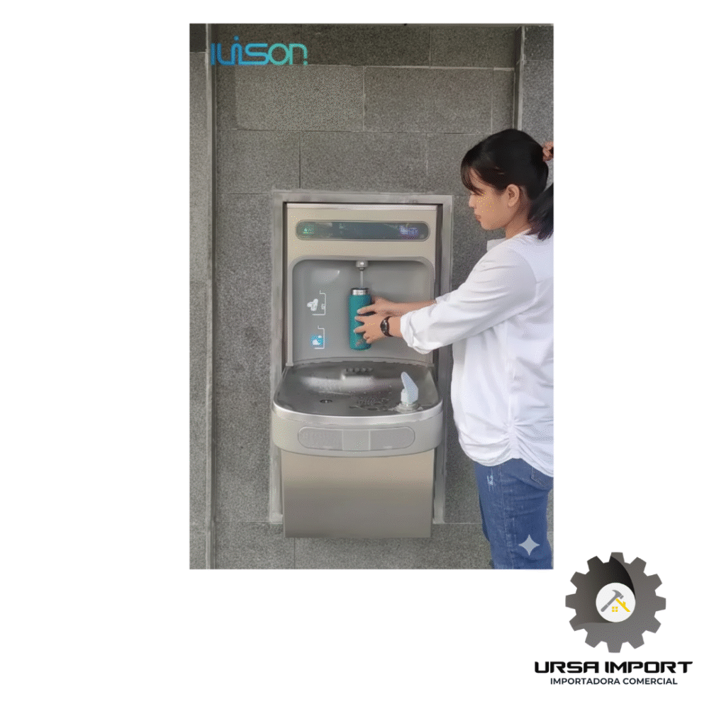 Dispensador-de-agua-con-llenado-de-botellas-en-uso